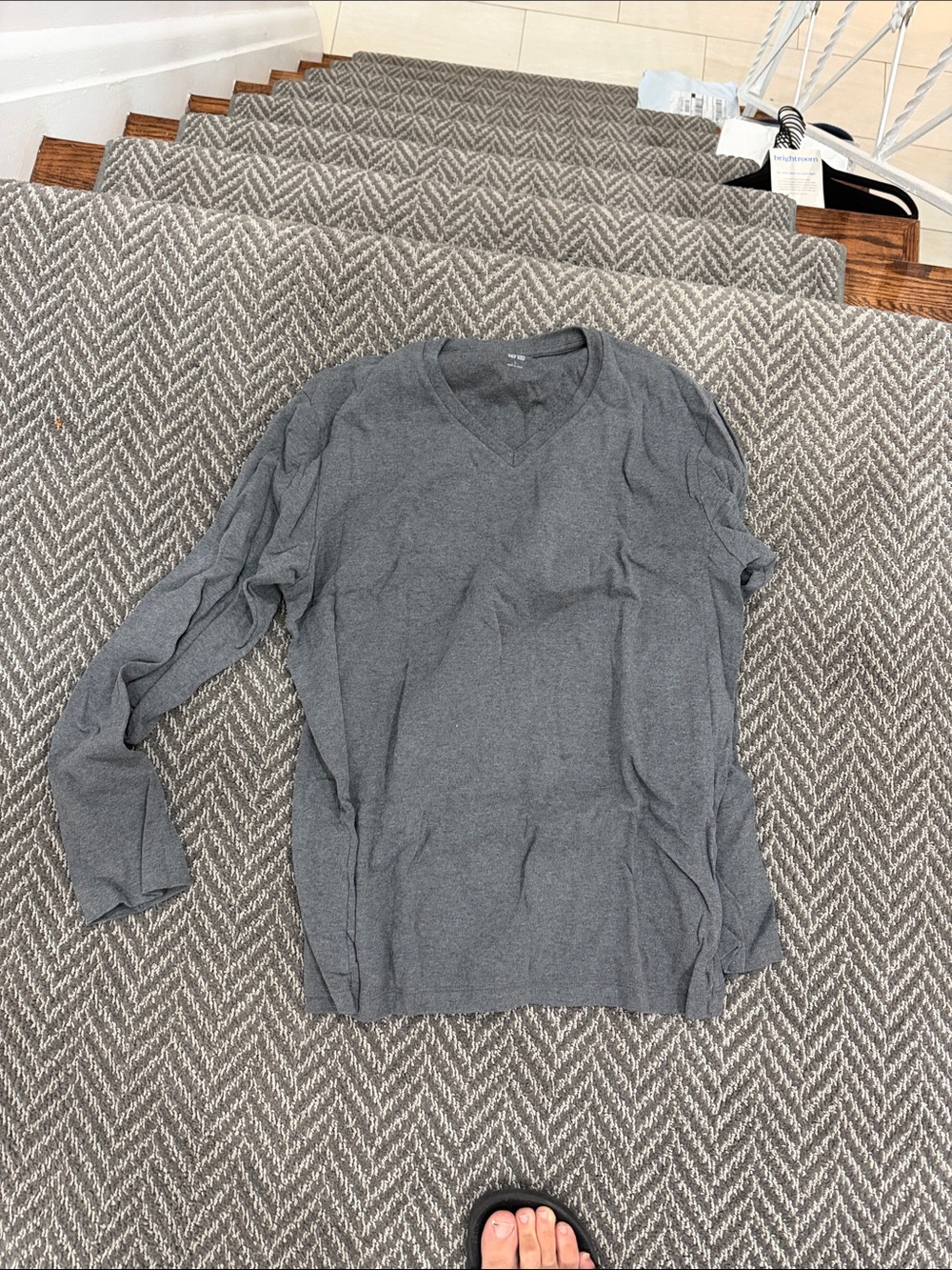 Uniqlo Men's V-Neck Sweater - Gray
